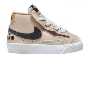 Nike - Blazers with Daisy Accent